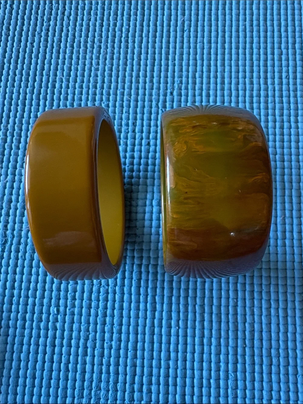 VINTAGE BAKELITE BANGLE BRACELETS SET OF 4